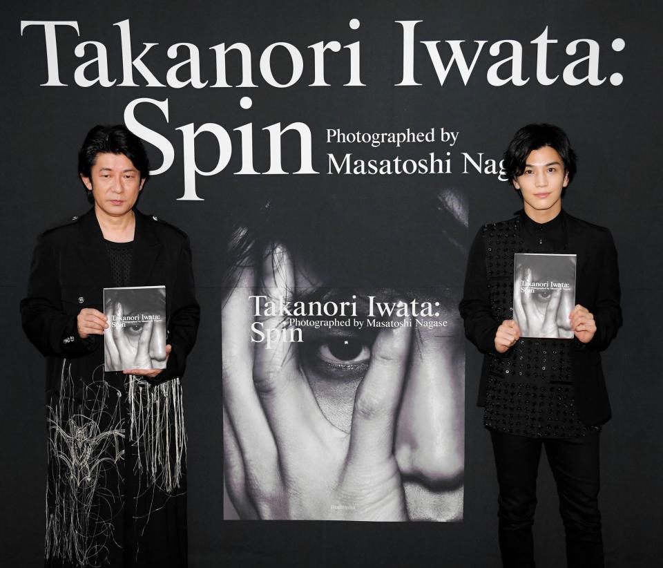写真集「Ｓｐｉｎ」発売イベントを行った岩田剛典。左は撮影者の俳優で写真家の永瀬正敏＝東京・南青山（撮影・堀内翔）