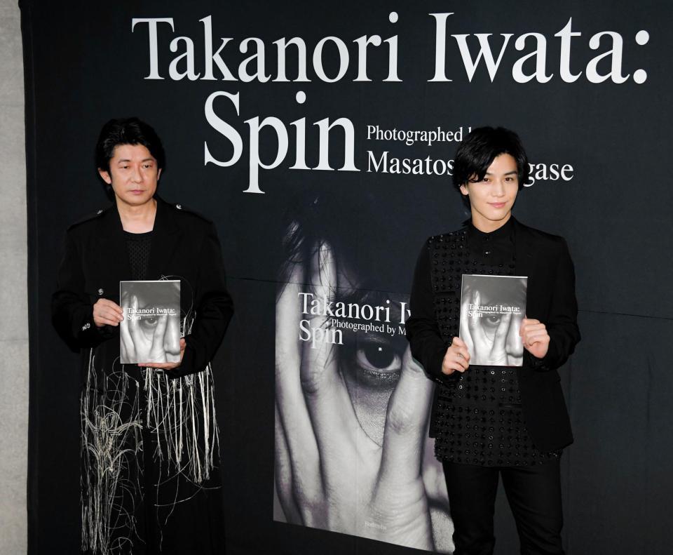 写真集「Ｓｐｉｎ」の発売イベントを行った岩田剛典。左は撮影した俳優で写真家の永瀬正敏＝東京・南青山（撮影・堀内翔）
