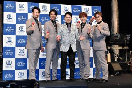 コラボライブを行った三山ひろし（中央）、純烈（左から）小田井涼平、白川裕二郎、後上翔太、酒井一圭＝東京・なかのＺＥＲＯ・大ホール