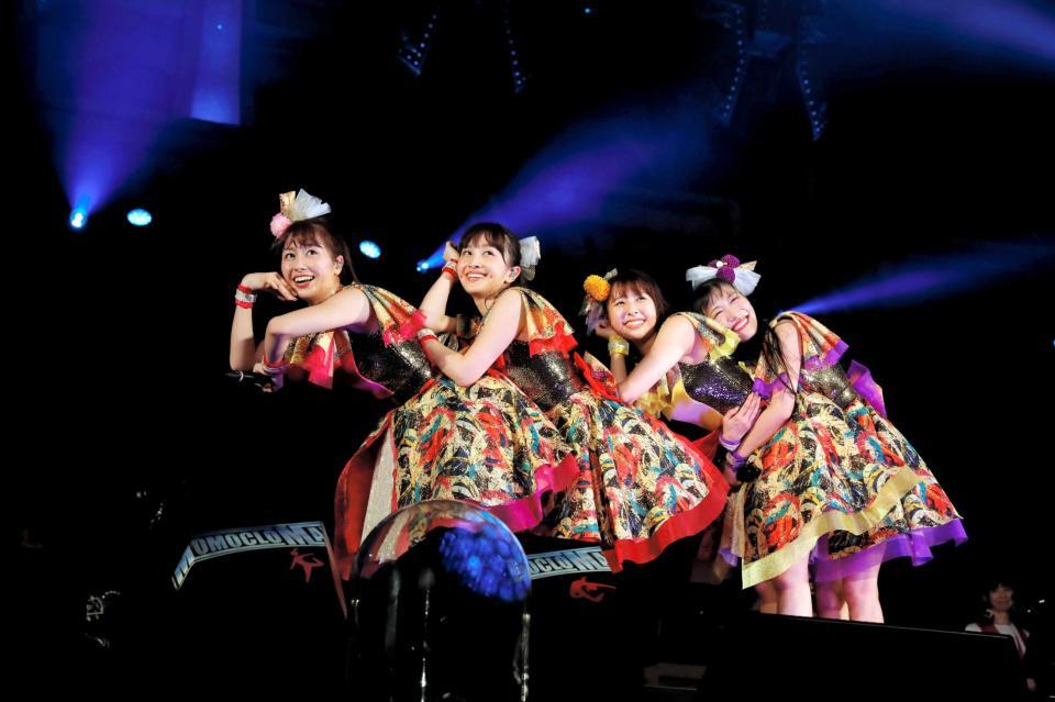 　「プレ開会式」を行ったももいろクローバーＺの（左から）佐々木彩夏、百田夏菜子、玉井詩織、高城れに＝埼玉・メットライフドーム　