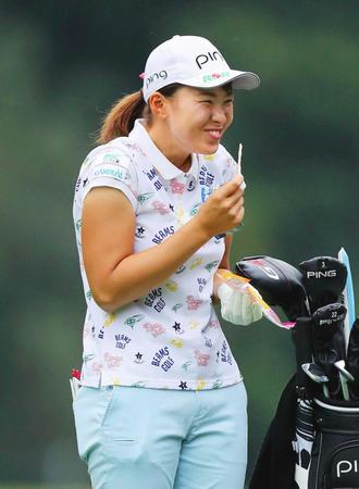 　ＡＩＧ全英女子オープンの最終ラウンドで、プレーの合間にお菓子を食べる渋野日向子（ゲッティ＝共同）