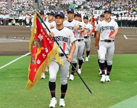 　開会式で入場行進する立命館宇治ナイン＝甲子園（撮影・高石航平）