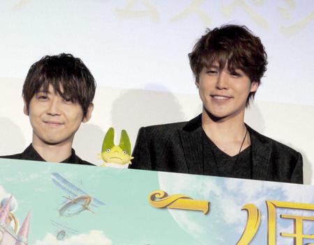 　舞台あいさつした（左から）梶裕貴、宮野真守＝東京・渋谷