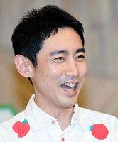 弟の小泉進次郎衆院議員の結婚について笑顔で語る小泉孝太郎＝テレビ東京　神谷町スタジオ（撮影・開出牧）