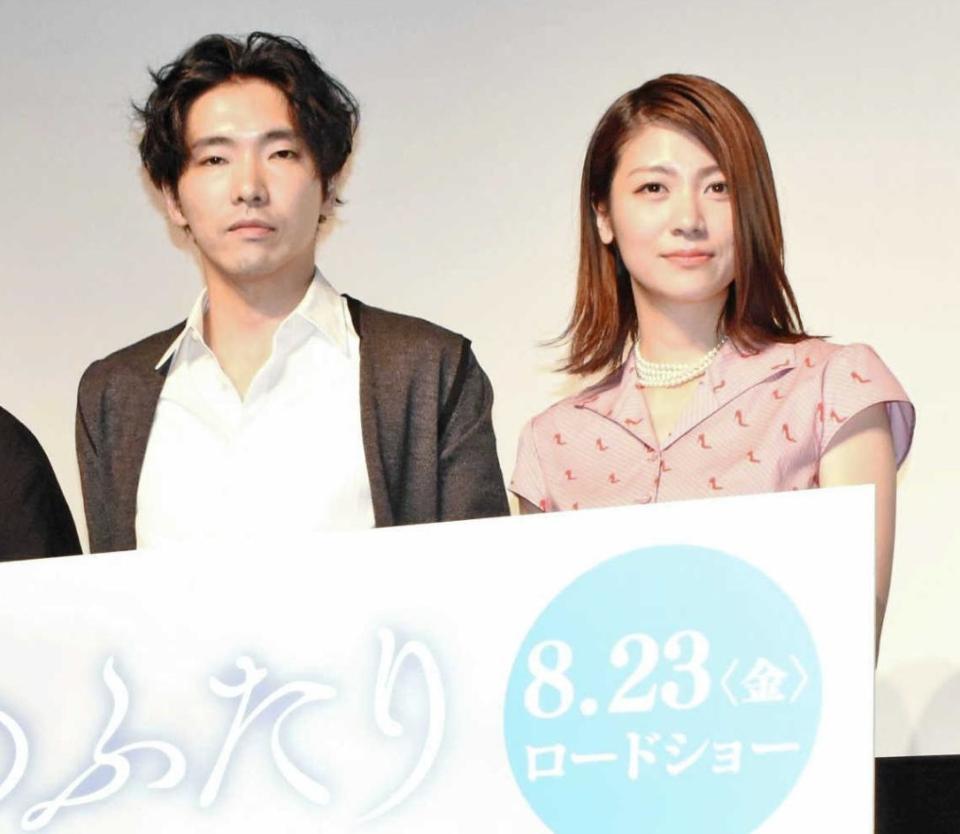 　（左から）柄本佑、瀧内公美＝東京・神楽座