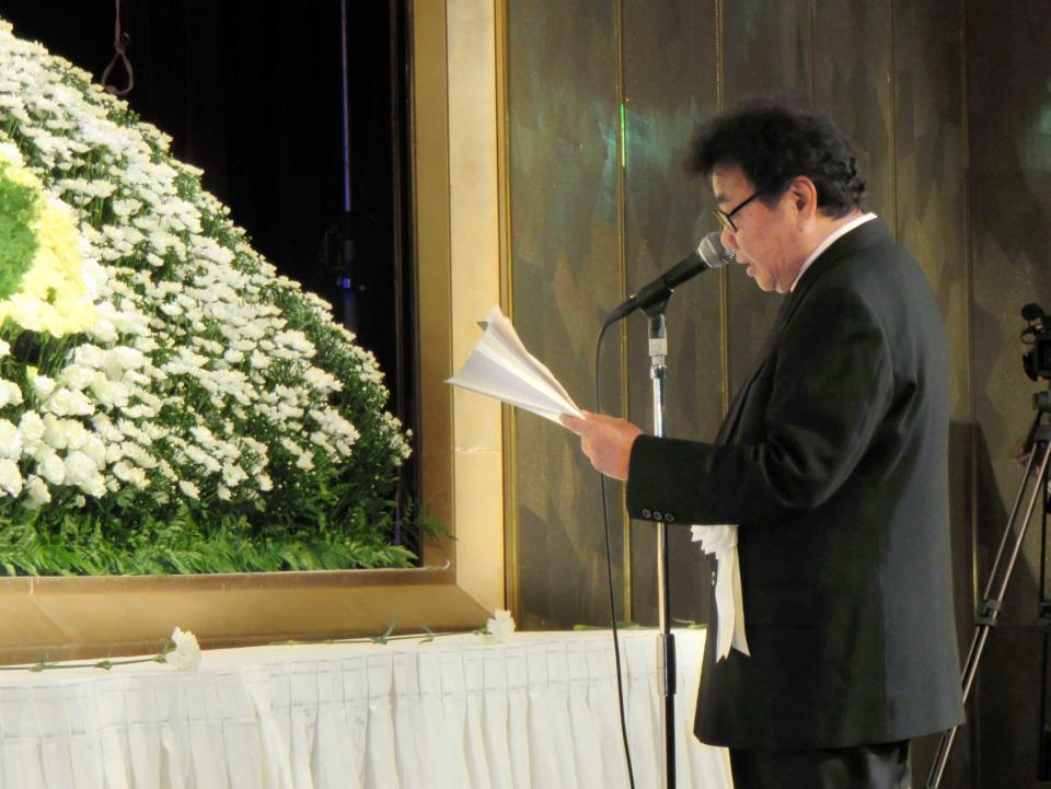 　横山たかしさんを偲ぶ会で涙ながらに弔辞を読む相方の横山ひろし＝大阪・リーガロイヤルホテル