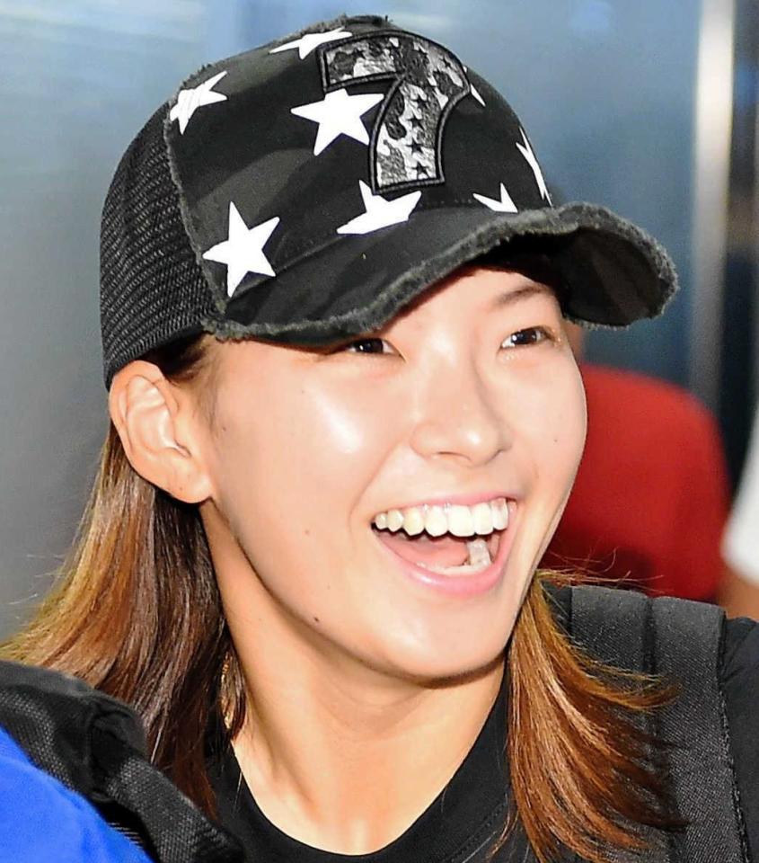 　到着ロビーで笑顔をふりまく渋野日向子＝羽田空港（撮影・開出牧）