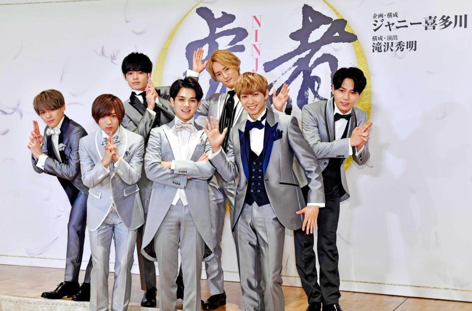 　笑顔で忍者ポーズを披露するＴｒａｖｉｓ　Ｊａｐａｎ＝東京・新橋の第一ホテル東京（撮影・西岡正）