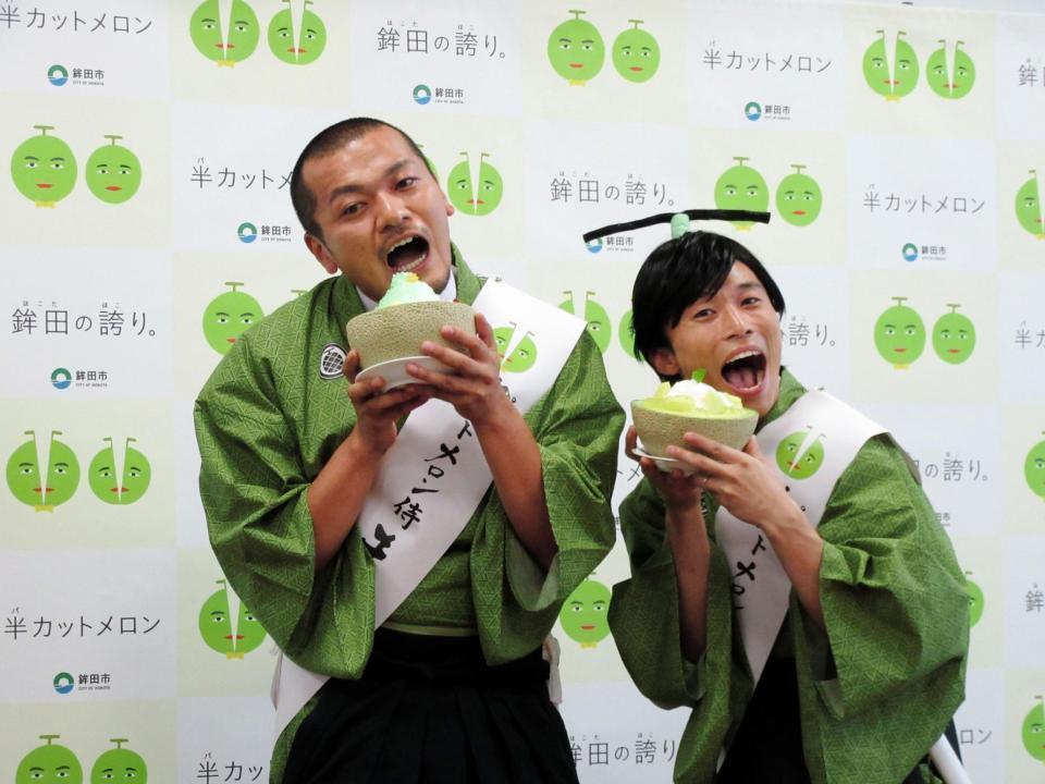 地元・鉾田のメロンをＰＲするカミナリ＝東京・新宿