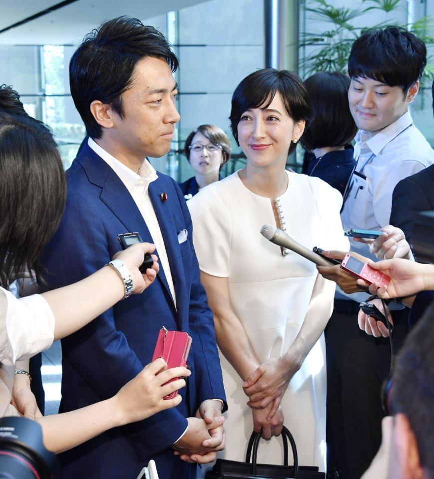 　安倍首相に結婚すると報告し、取材に応じる自民党の小泉進次郎衆院議員（左）と滝川クリステル（提供・共同通信社）