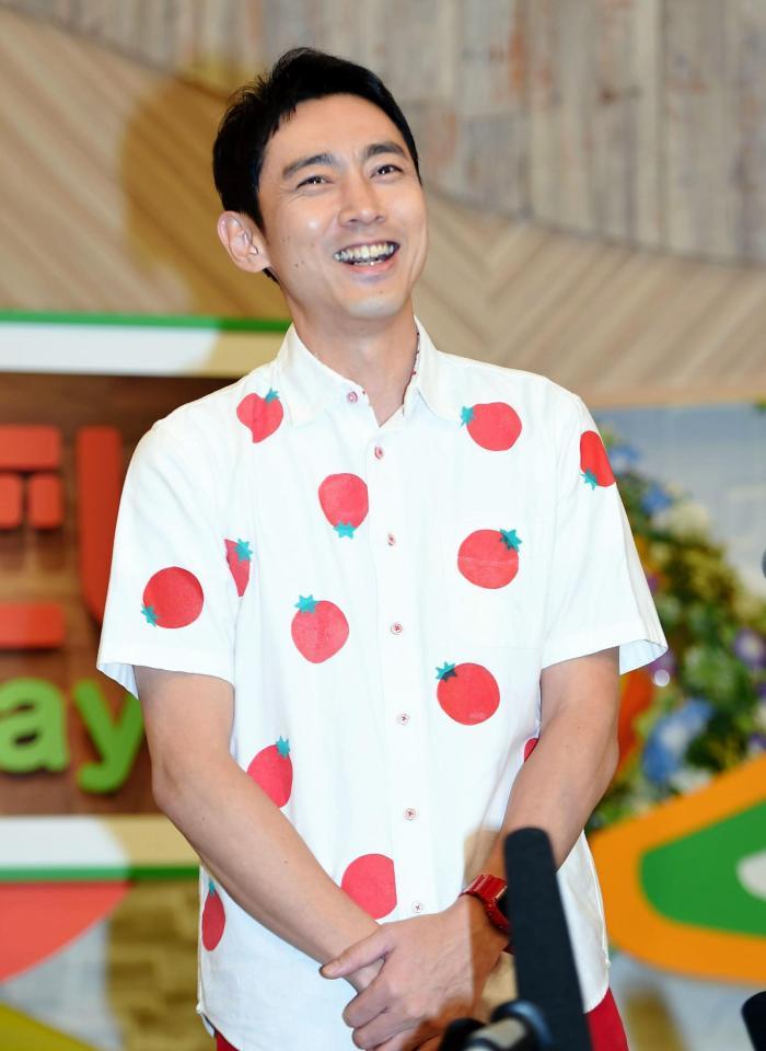 弟の小泉進次郎衆院議員の結婚について笑顔で語る小泉孝太郎＝テレビ東京　神谷町スタジオ（撮影・開出牧）