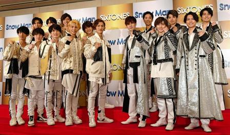 メジャーデビューが決まり笑顔のＳｎｏｗ　Ｍａｎ（左、下段左から）向井康二、渡辺翔太、深澤辰哉、ラウール、岩本照（上段左から）目黒蓮、宮舘涼太、阿部亮平、佐久間大介とＳｉｘＴＯＮＥＳ（右、下段左から）ジェシー、京本大我、松村北斗（上段左から）田中樹、高地優吾、森本慎太郎＝東京ドーム（撮影・三好信也）