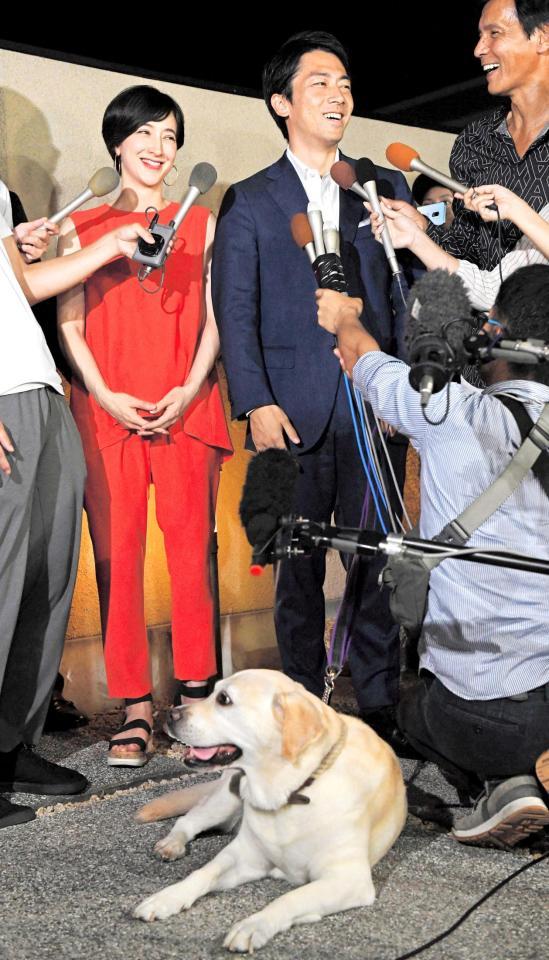 　会見には愛犬のアリスも“同席”した