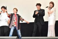 客席と一緒に決めゼリフを発する（左から）中井和哉、田中真弓、ユースケ・サンタマリア、指原莉乃＝丸の内ＴＯＥＩ（撮影・園田高夫）