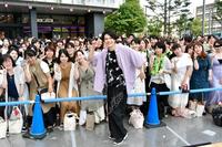 イベントでビリビリダンスを披露した崎山つばさ（中央）＝東京スカイツリーソラマチひろば