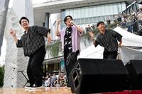 イベントでビリビリダンスを披露する崎山つばさ（中央）＝東京スカイツリーソラマチひろば