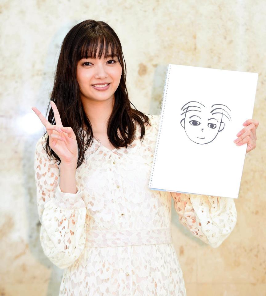 結婚相手の似顔絵を手にＶサインを決める新川優愛＝東京・フジテレビ湾岸スタジオ（撮影・開出牧）