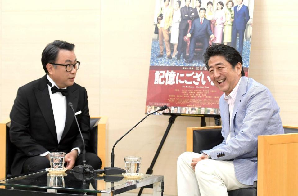 　映画鑑賞後、懇談する安倍晋三首相（右）と三谷幸喜監督＝東宝本社（撮影・金田祐二）