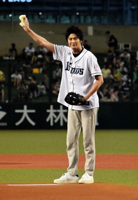 新婚の速水もこみち オリーブオイル風 始球式 勝利の儀式 結婚祝福の声も 芸能 デイリースポーツ Online