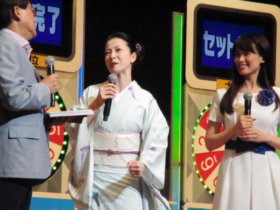 「サマージャンボ　抽せん会」にゲストで登場した坂本冬美＝東京・ティアラこうとう