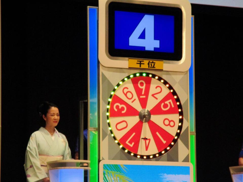 　「サマージャンボ　抽せん会」で見事に矢を的中させた坂本冬美＝東京・ティアラこうとう