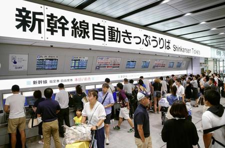 　台風１０号接近の影響で、混雑するＪＲ新大阪駅の新幹線切符売り場