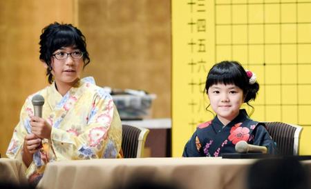 　トークイベントに参加する仲邑菫初段（右）と羽根彩夏初段＝ホテル阪急インターナショナル（撮影・田中太一）