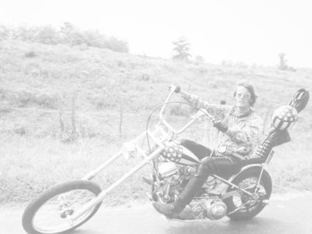 　映画「イージー・ライダー」の一場面で、オートバイに乗るピーター・フォンダさん（ゲッティ＝共同）