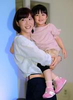 上野樹里（左）にだっこをしてもらい笑顔の加藤柚凪＝都内