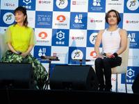 「第２回江戸まち　たいとう芸楽祭」のオープニングイベントでトークショーを行ったＲＯＬＬＹ（右）と村治佳織＝東京・上野公園
