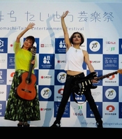 「第２回江戸まち　たいとう芸楽祭」のオープニングイベントでトークショーを行ったＲＯＬＬＹ（右）と村治佳織＝東京・上野公園