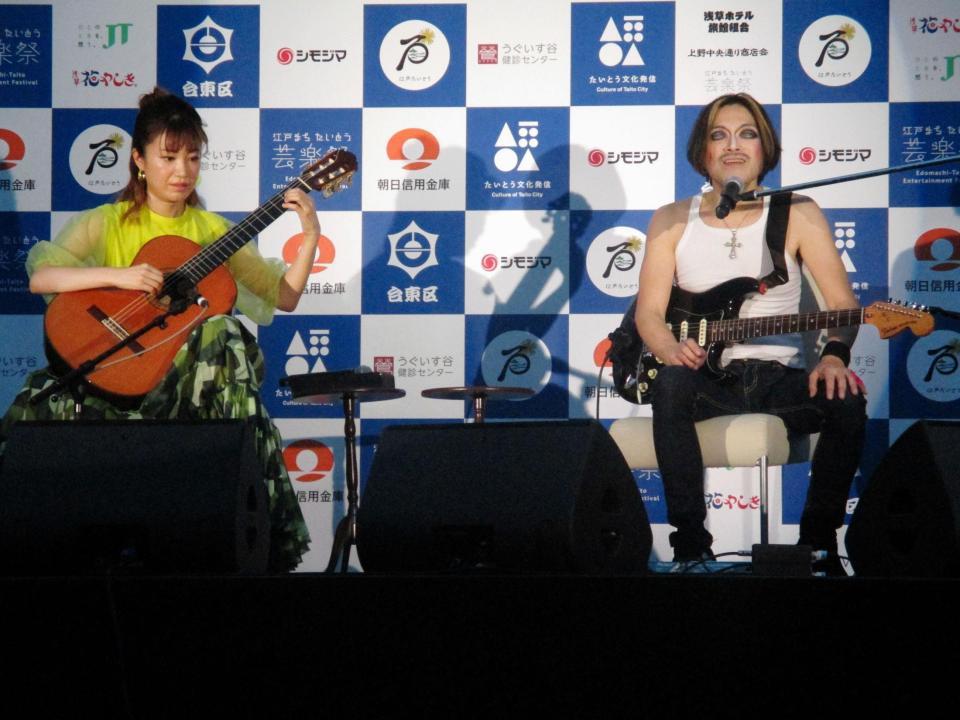 「第２回江戸まち　たいとう芸楽祭」のオープニングイベントで特別セッションを披露したＲＯＬＬＹ（右）と村治佳織＝東京・上野公園