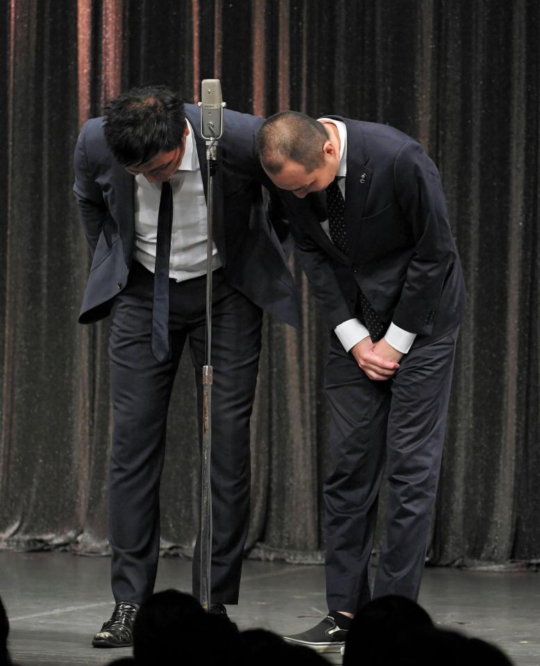頭を下げるスリムクラブの真栄田賢（左）と内間政成＝東京都新宿区のルミネｔｈｅよしもと（撮影・中田匡峻）