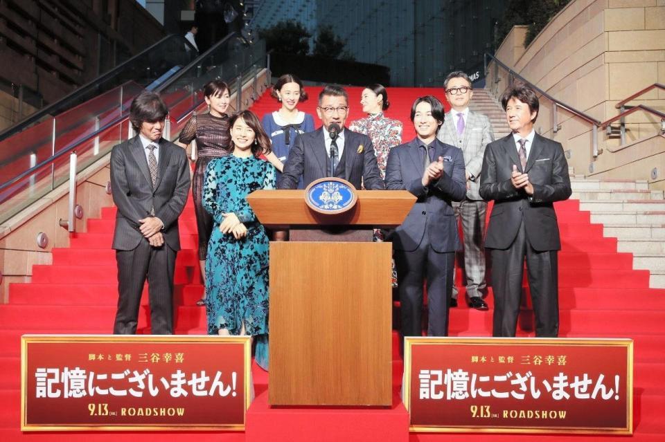 レッドカーペットイベントに登場した（下段左から）佐藤浩市、石田ゆり子、中井貴一、ディーン・フジオカ、草刈正雄（上段左から）斉藤由貴、木村佳乃、吉田羊、三谷幸喜監督＝東京・ＴＯＨＯシネマズ六本木ヒルズ