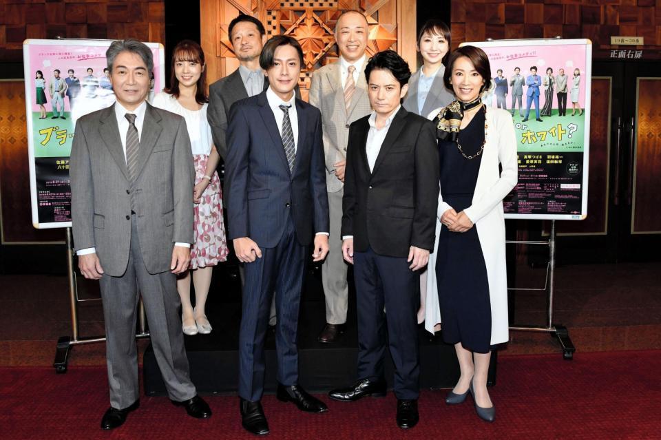公演初日を迎え、囲み取材を行った（前列左から）羽場裕一、内博貴、佐藤アツヒロ、真琴つばさ（後列左から）斉藤優里、福田転球、八十田勇一、愛原実花＝新橋演舞場