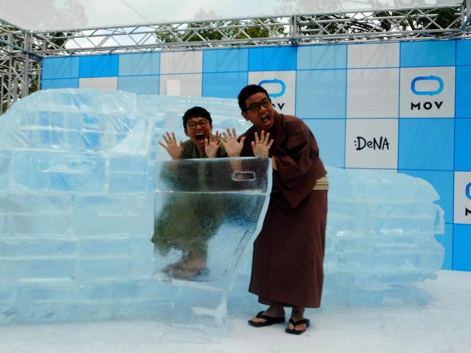氷のタクシーで戯れるミキの亜生（左）と昂生＝大阪・天王寺