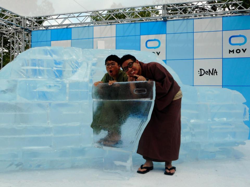 氷のタクシーで戯れるミキの亜生（左）と昂生＝大阪・天王寺