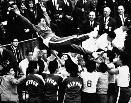 東京五輪女子バレーボール決勝でソ連を破り、大松監督を胴上げする「東洋の魔女」たち＝１９６４年