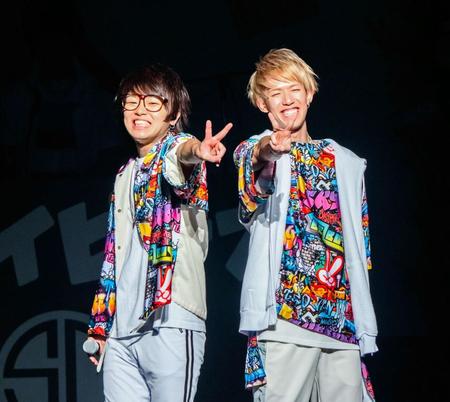 ツアーファイナル公演を行ったスカイピースの☆イニ☆（左）とテオくん＝横浜市の神奈川県民ホール