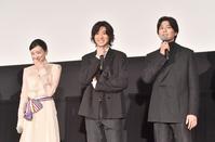 仲良しトークで笑顔を見せる（左から）永野芽郁、山崎賢人、新田真剣佑＝新宿ピカデリー（撮影・園田高夫）