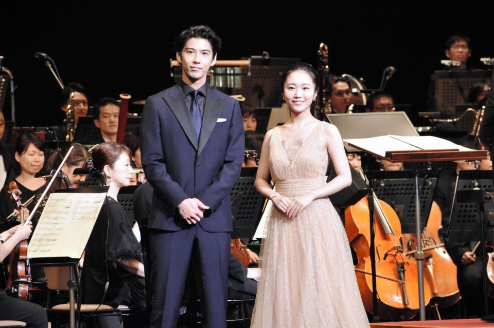 　劇中歌「愛を感じて」を披露した賀来賢人（左）、門山葉子＝東京・Ｂｕｎｋａｍｕｒａオーチャードホール