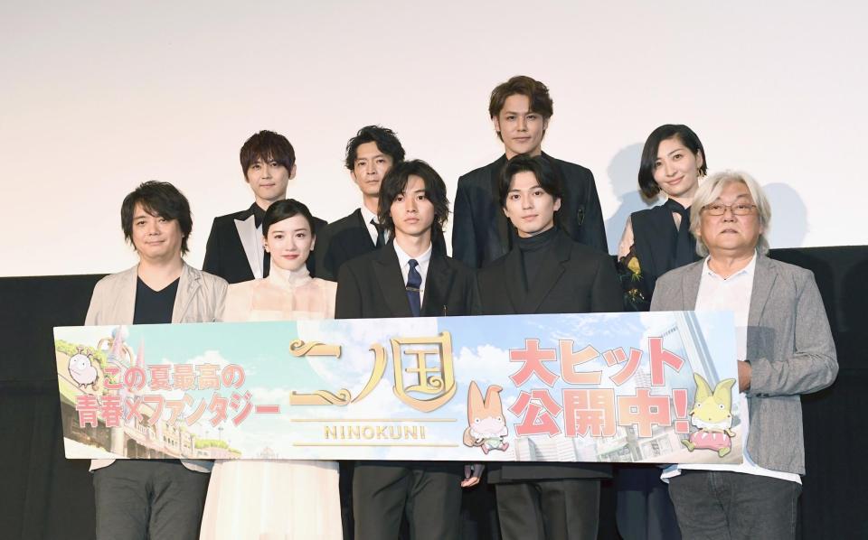 大ヒット公開を祝う（前列左から）日野晃博氏、永野芽郁、山崎賢人、新田真剣佑、百瀬善行監督、（後列左から）梶裕貴、津田健次郎、宮野真守、坂本真綾＝新宿ピカデリー（撮影・園田高夫）