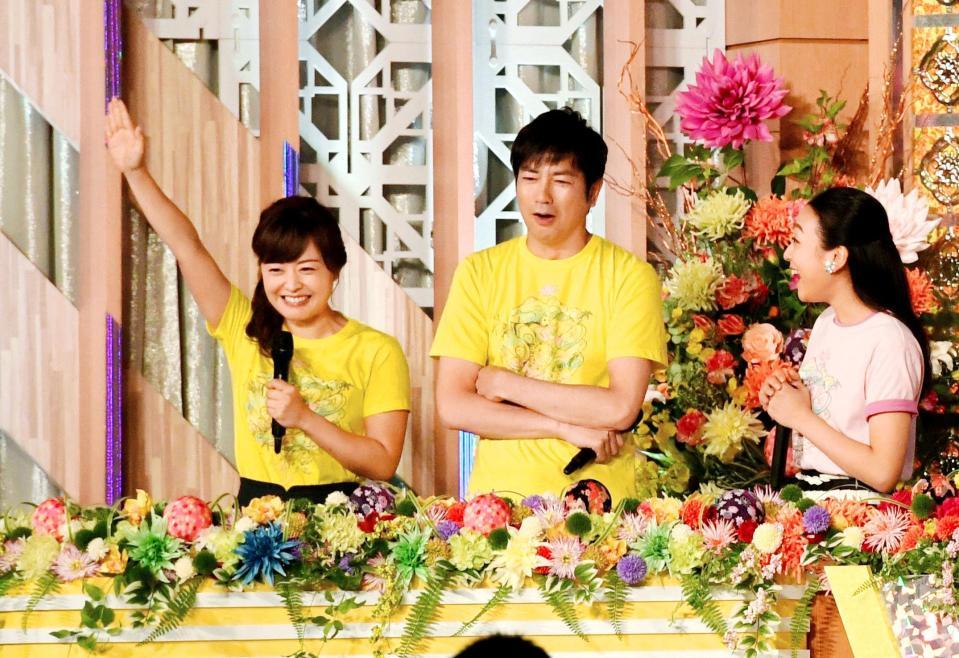 ２４時間駅伝の４人目の走者が自分だと手を挙げて発表する水卜麻美アナ（左）＝両国国技館（撮影・三好信也）