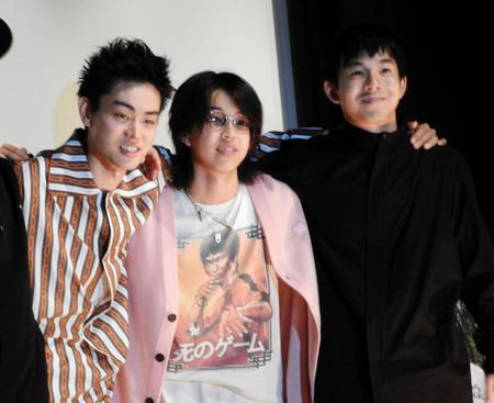 舞台あいさつした（左から）菅田将暉、ＹＯＳＨＩ、仲野太賀＝都内