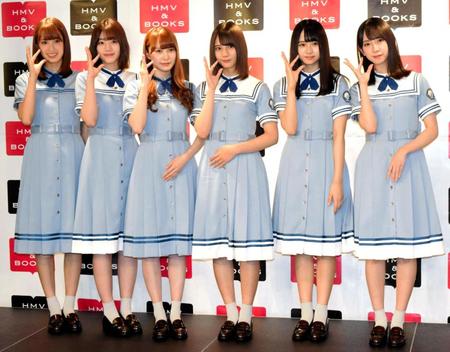 発売記念イベントを行った（左から）佐々木久美、佐々木美玲、加藤史帆、小坂菜緒、上村ひなの、金村美玖＝都内