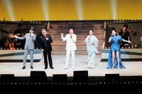 ＭＢＳラジオのイベントで熱唱する（左から）横山剣、鳥羽一郎、五木ひろし、坂本冬美、ＭａｙＪ．＝大阪・オリックス劇場