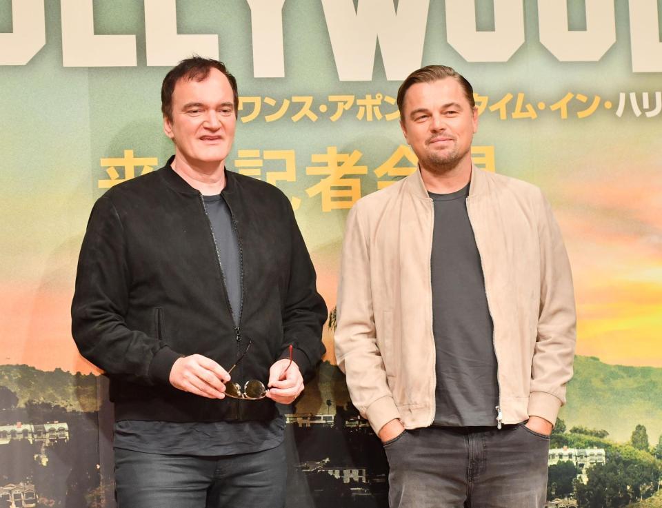 ポーズをとるクエンティン・タランティーノ監督（左）とレオナルド・ディカプリオ＝ザ・リッツカールトン東京（撮影・園田高夫）