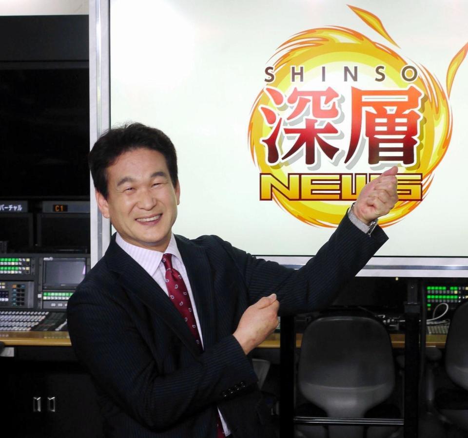 ヨットポーズで気合を入れる辛坊治郎氏＝東京・汐留