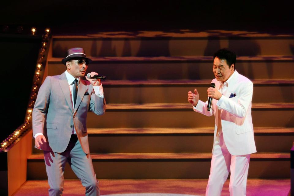 ＭＢＳラジオのイベントで横山剣（左）とデュエットを披露する五木ひろし＝大阪・オリックス劇場
