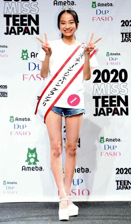 　グランプリに輝きＶサインを決める酒井唯菜さん＝東京・クラブｅＸ（撮影・開出牧）